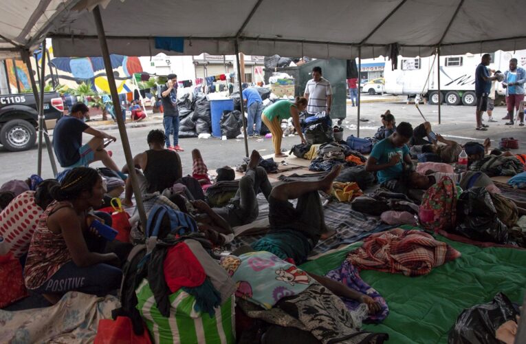 México habilitó estadio para atender solicitudes de asilo