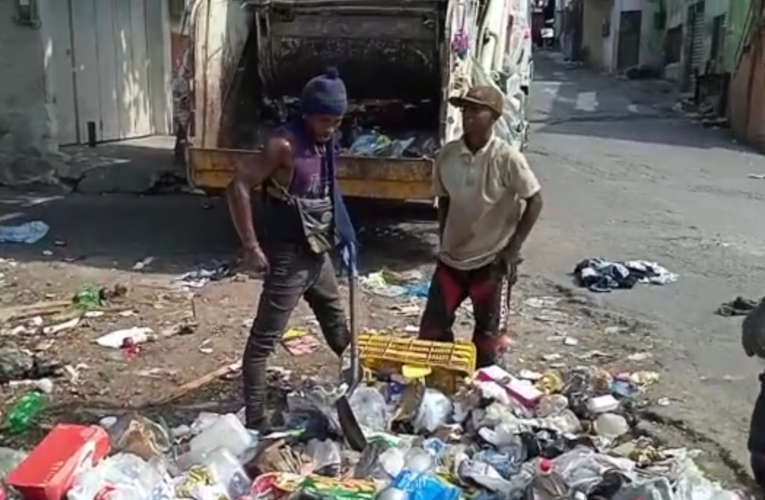 Trabajadores del aseo se rebuscan en la basura para medio comer