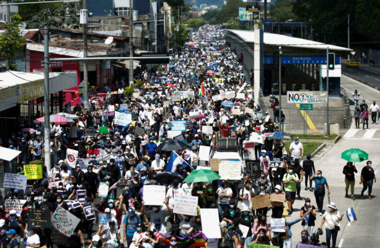 Miles de salvadoreños protestaron contra Nayib Bukele