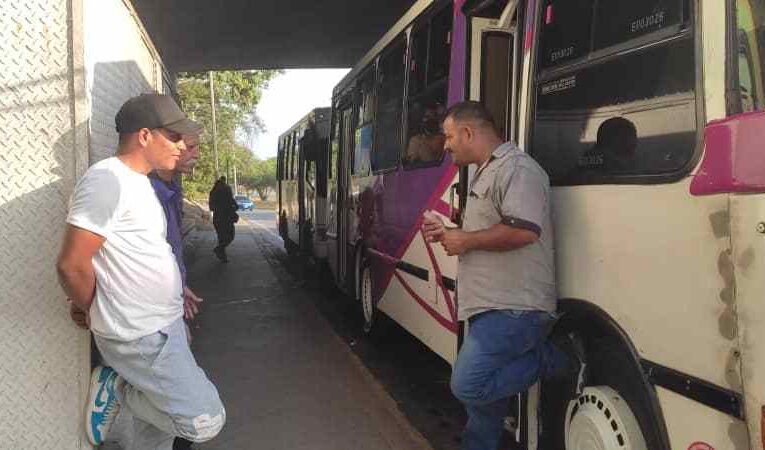 Caracas-La Guaira con suficientes buses en semana radical