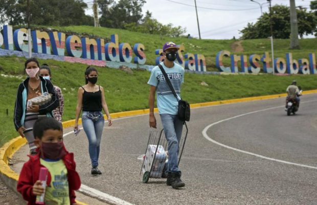 Cáritas: Más de 5 mil venezolanos al mes cruzan a pie la frontera en Táchira