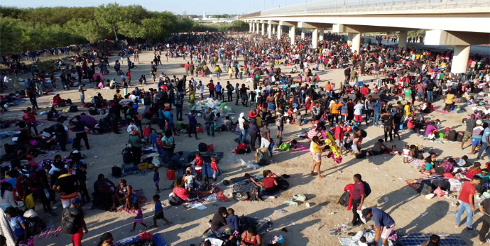 8 mil migrantes acampan en Texas