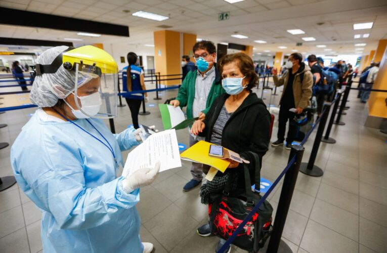 Exigirán tarjeta de vacunación completa para ingresar a Perú