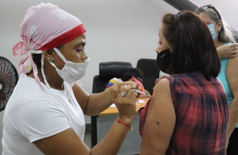 Vacunan al personal docente para la vuelta a clases en La Guaira
