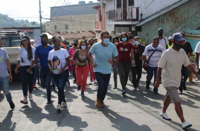 Olivares en casa por casa en Carayaca