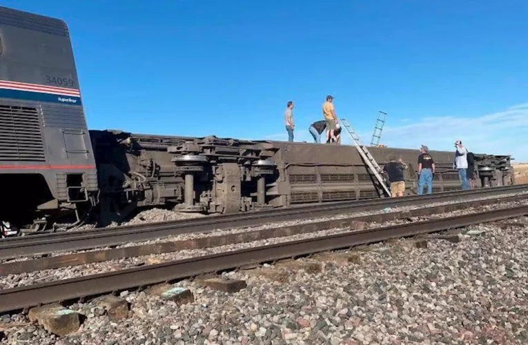 Tres muertos y decenas de heridos en descarrilamiento de tren en EEUU