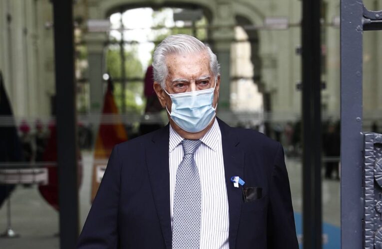 Vargas Llosa critica «ataques» de AMLO a la prensa