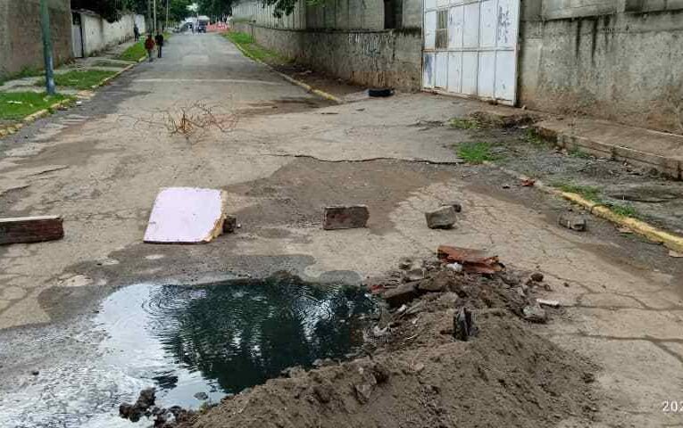 Vecinos de Caraballeda exigen reparación de bote de aguas servidas