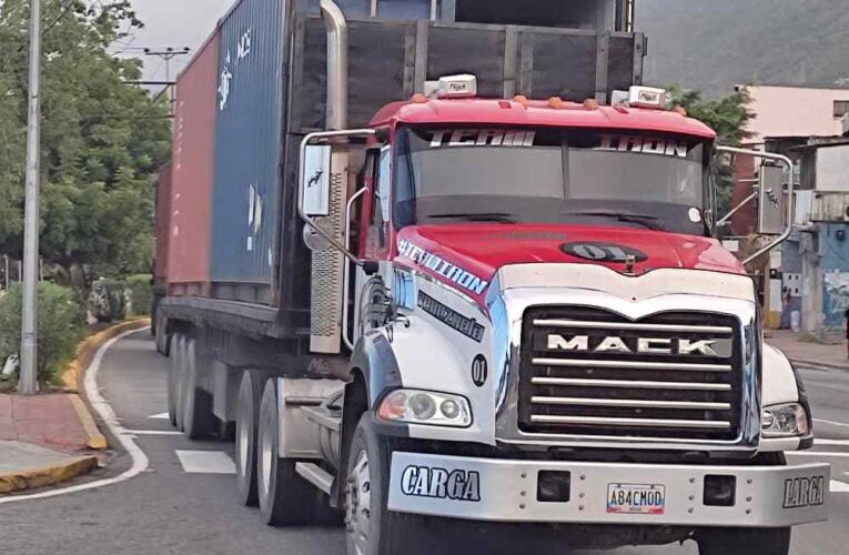 Choferes obligados a pagar el gasoil en dólares