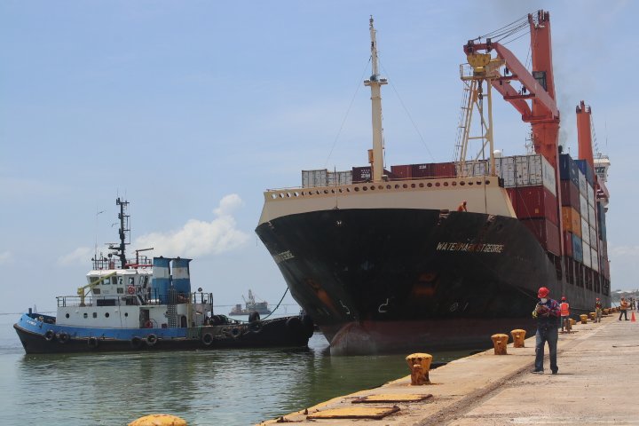 600 trabajadores del puerto exigen equipos de seguridad y sus bolsas de alimentos