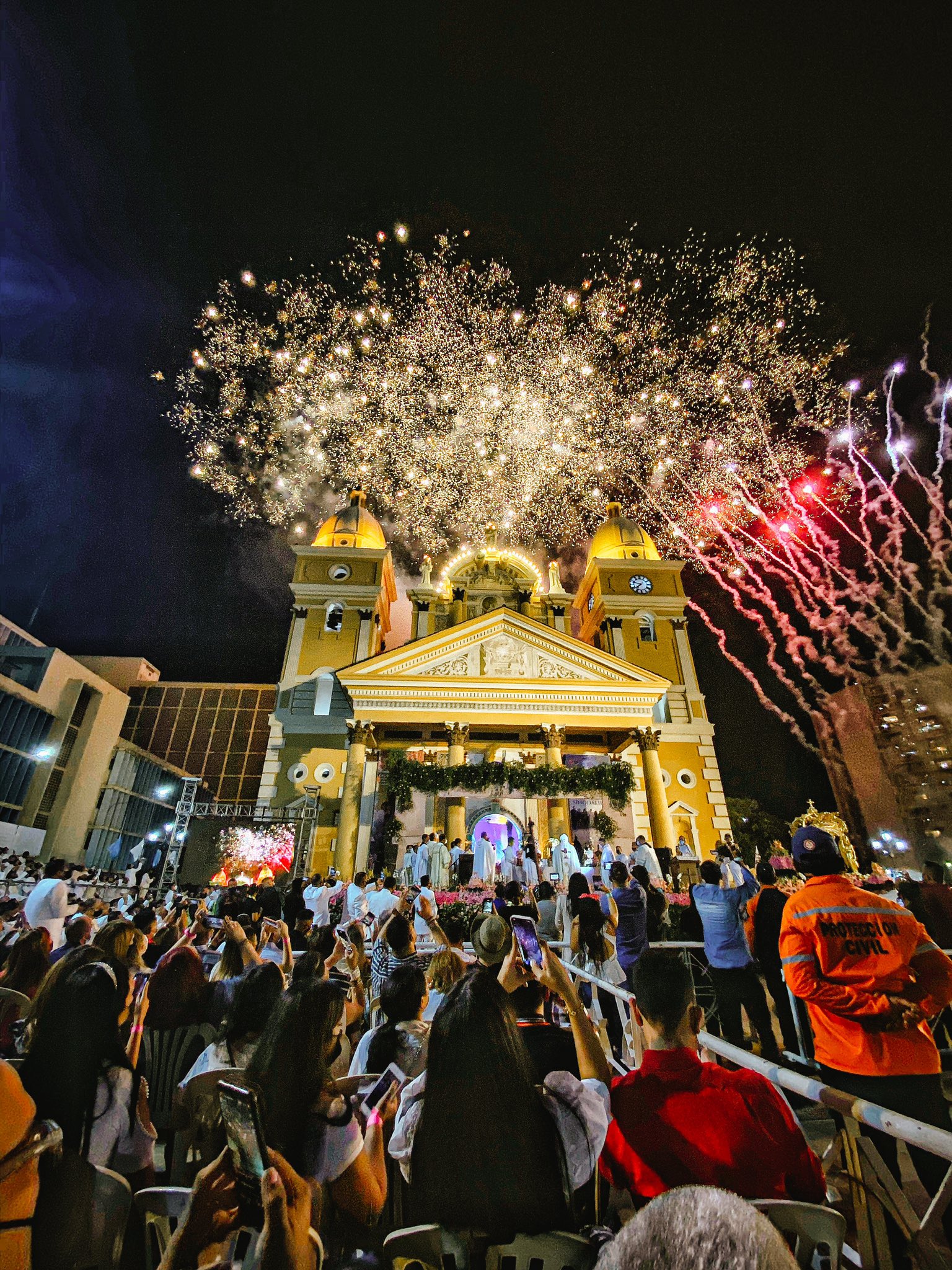 Entre gaitas y cohetes se celebró la bajada de la Chinita Diario La