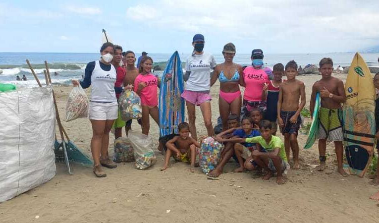 Surfistas realizaron jornada de reciclaje en Mare Abajo