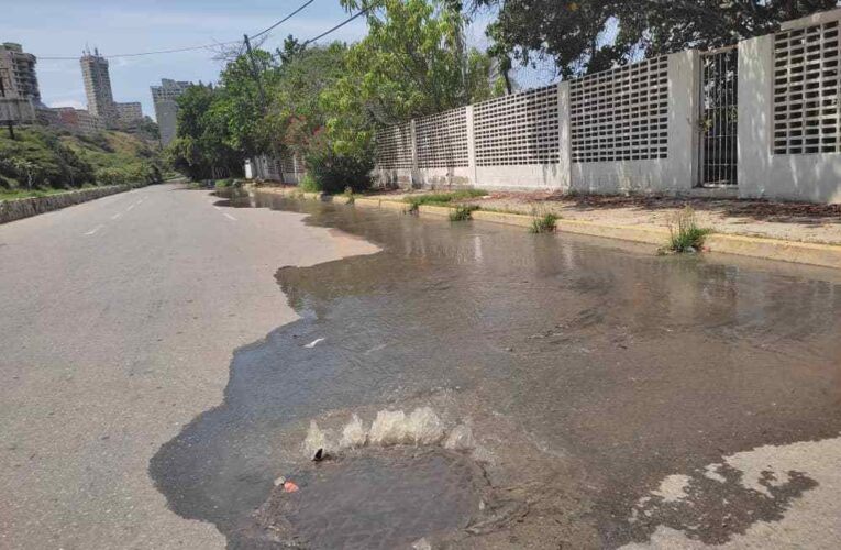 Derrame de aguas servidas colapsan vía de Playa Grande