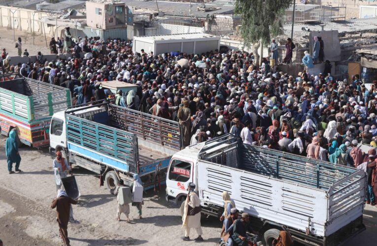 Miles de afganos desesperados por cruzar a Pakistán