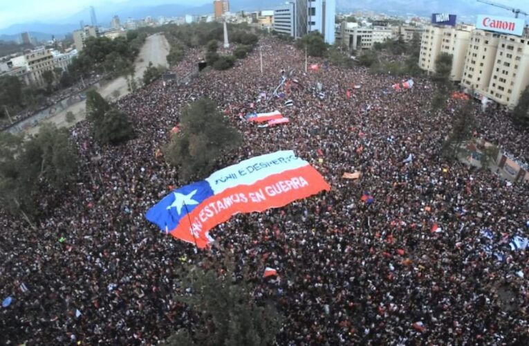 Miles de chileno salen a las calles a dos años del estallido social