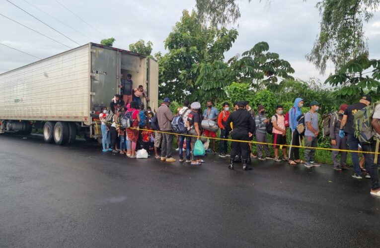 Rescatan 126 migrantes de un contenedor abandonado en Guatemala