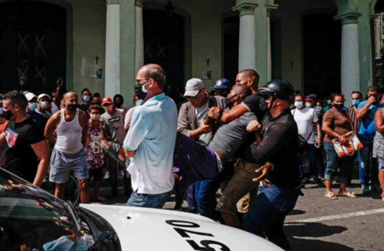 HRW denuncia brutal represión y juicios falsos a cubanos tras protestas
