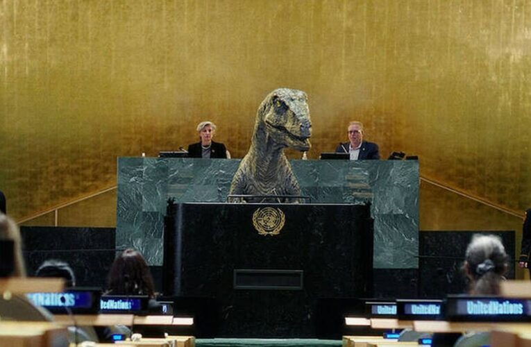 Un dinosaurio cuestiona en la ONU a los humanos sobre el cambio climático