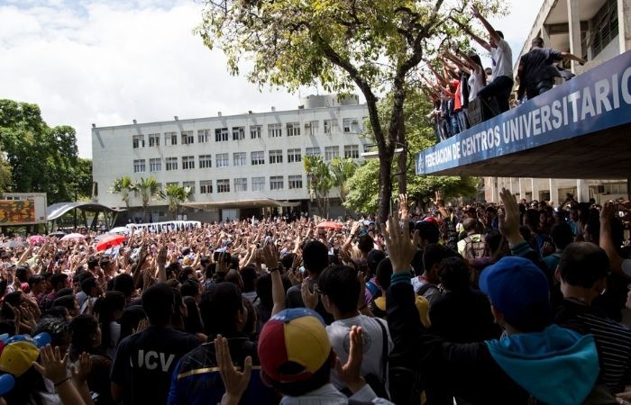 Estudiantes protestan por la presencia del chavismo en la UCV