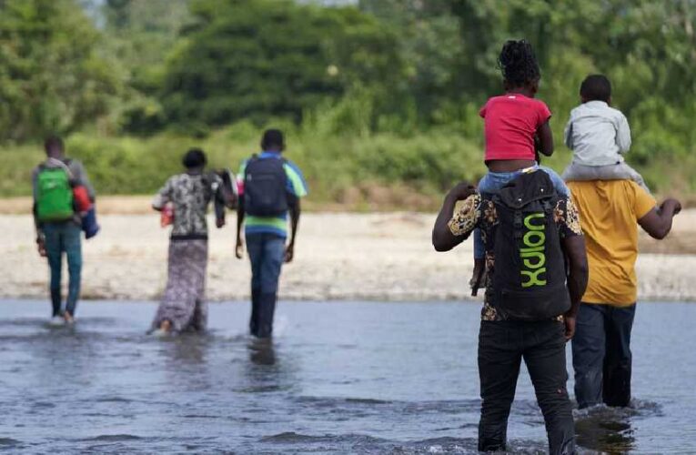 Detienen en Colombia 3 barcos con migrantes que iban a Panamá