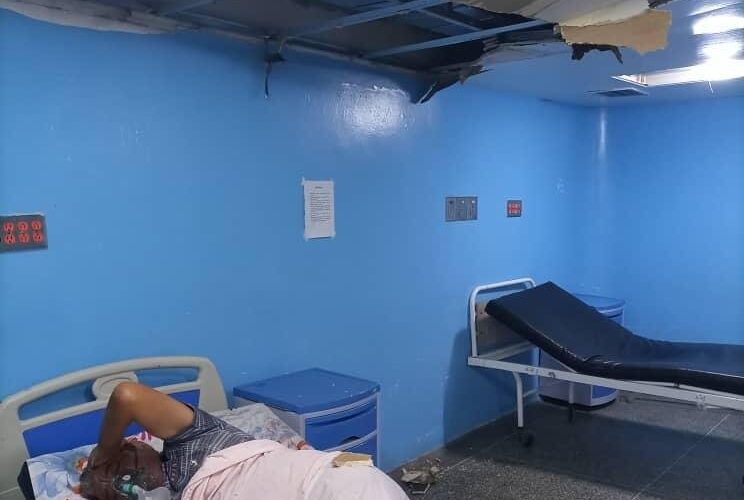 Le cayó encima el techo a un paciente en hospital en Guárico