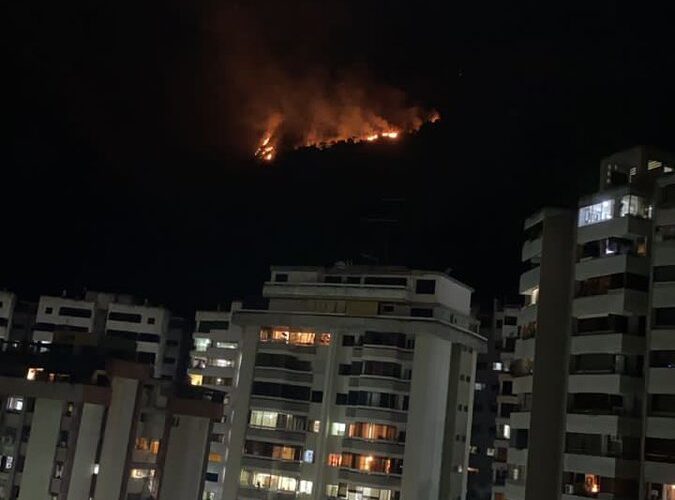 Persiste incendio en el Ávila causado por explosión eléctrica