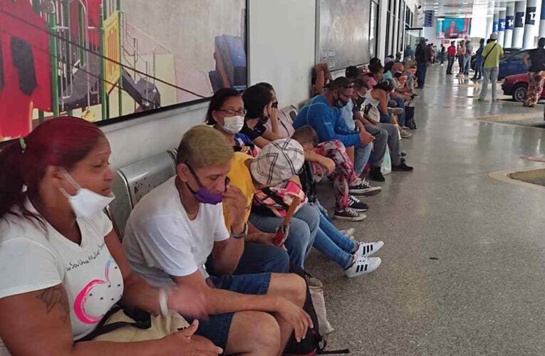Usuarios de Sitssa protestan por falta de buses para Caracas