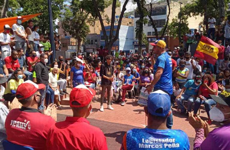 Terán realiza encuentro con los jóvenes en la plaza Los Maestros