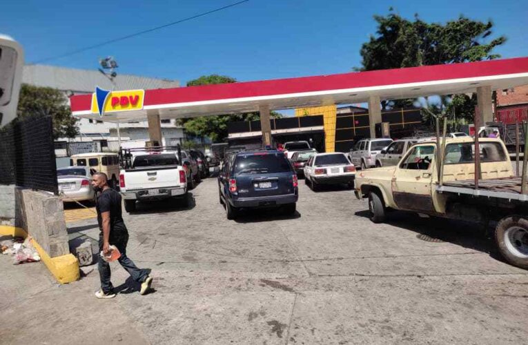 100 carros equiparon en la bomba del Puerto después de esperar 15 horas