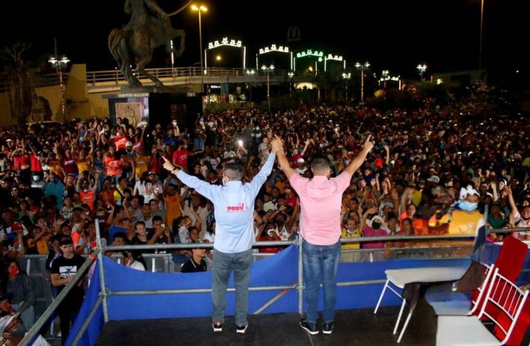 Chavistas celebran victoria en la Plaza Mayor