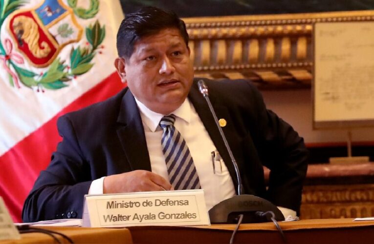Renuncia ministro de Defensa peruano tras escándalo por ascensos en la milicia