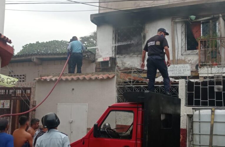 Calcinada parte de una vivienda en La Páez