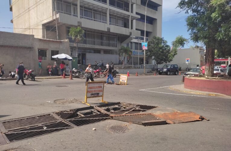 Alcantarillas rotas son una guillotina en plena vía de Maiquetía