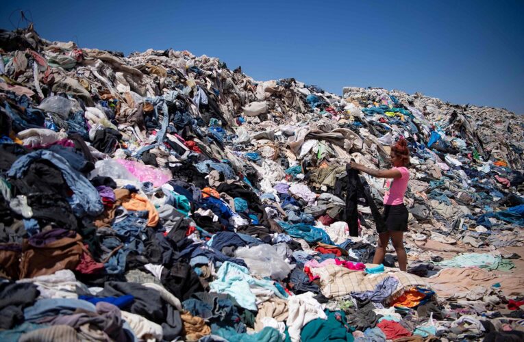 Chile: El desierto de Atacama se convirtió en un vertedero de ropa