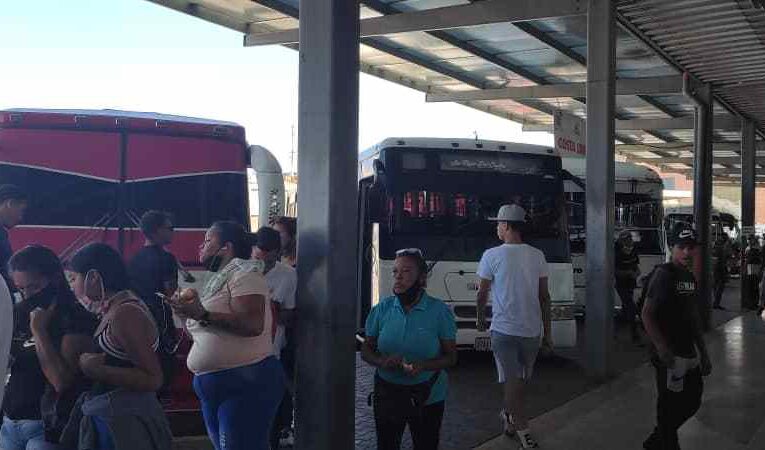 Hasta mediodía habían salido 51 buses de la Caracas-La Guaira