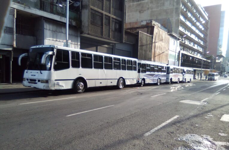 Varada mitad de la flota Caracas-La Guaira por falta de combustible