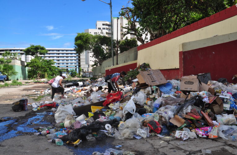 En Caribe cada día amanecen con más basura, zamuros y zancudos