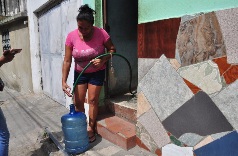 Ama de casa vende agua en su comunidad para mantener a su familia