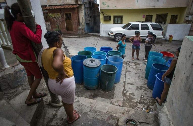 Maduro amenazó a quienes venden agua en los barrios