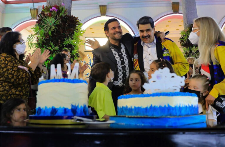 Pablo Montero le llevó serenata a Maduro en su cumpleaños