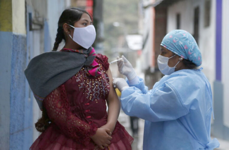 Perú estudia imponer restricciones a no vacunados