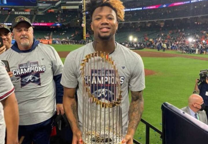 Acuña Jr hasta sin jugar hace historia en GL