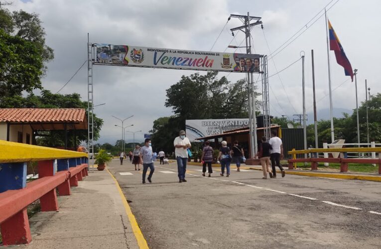 Abren paso peatonal de la frontera por Ureña