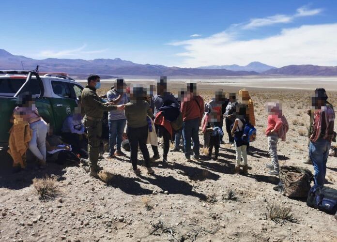 Rescatan a 41 venezolanos perdidos en el desierto chileno