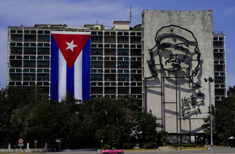 Devuelven acreditaciones a periodistas de EFE en Cuba