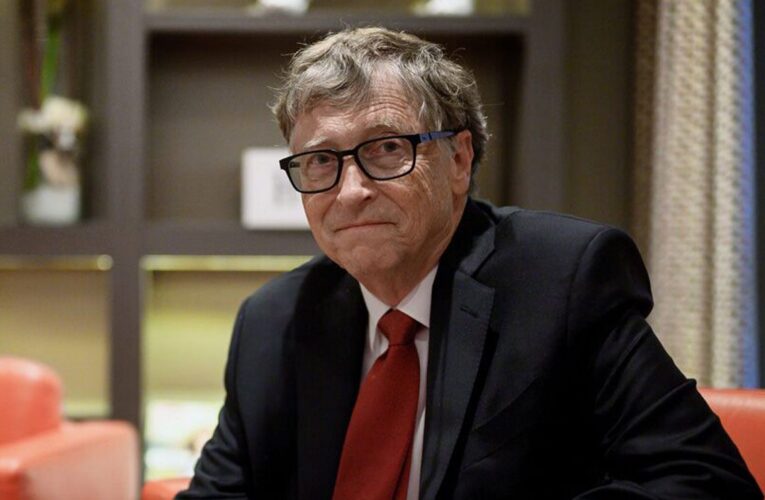 Bill Gates prevé que muertes por covid caerán a mediados de 2022