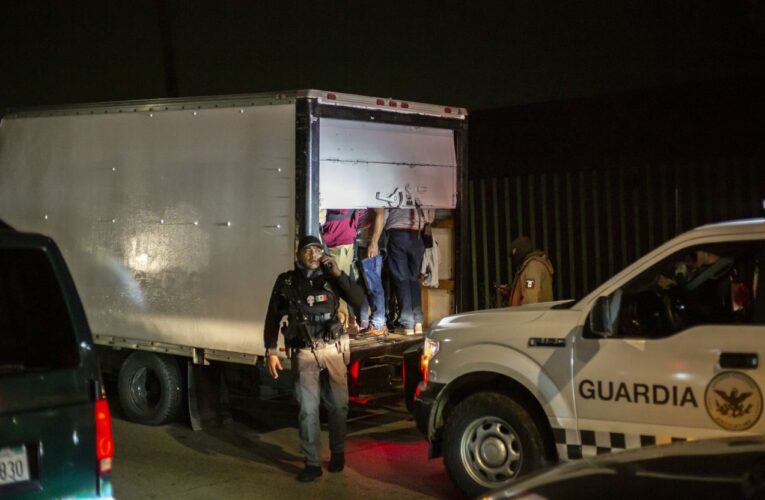 Hallan en México a 16 venezolanos hacinados en un camión rumbo a EEUU