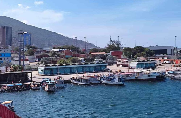 Varados por gasoil pescadores del muelle del Puerto de La Guaira