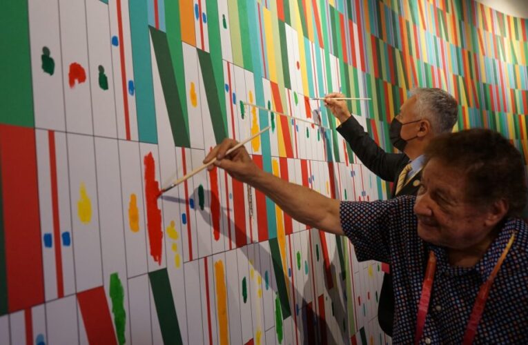 Venezuela llena de color la Expo de Dubái con un mural de Juvenal Ravelo
