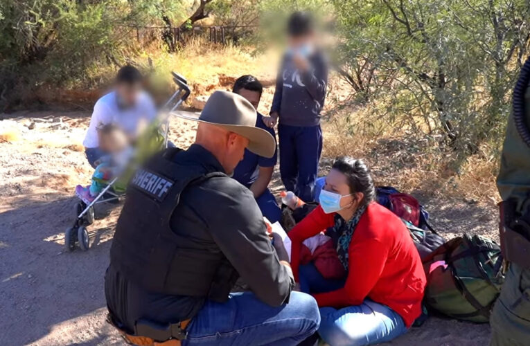 Rescatan a familia venezolana en el desierto de Arizona